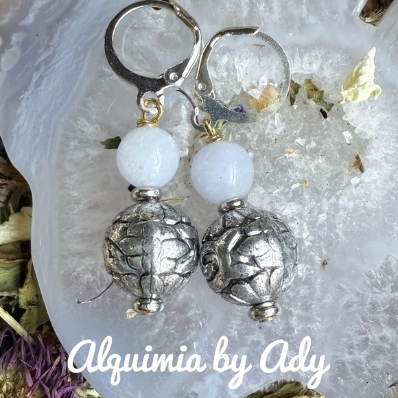 Minimalist Purple jade and silver drops dangle earrings - Picture 3 of 3